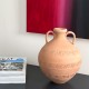 Vase en terre cuite naturelle avec anses et motifs